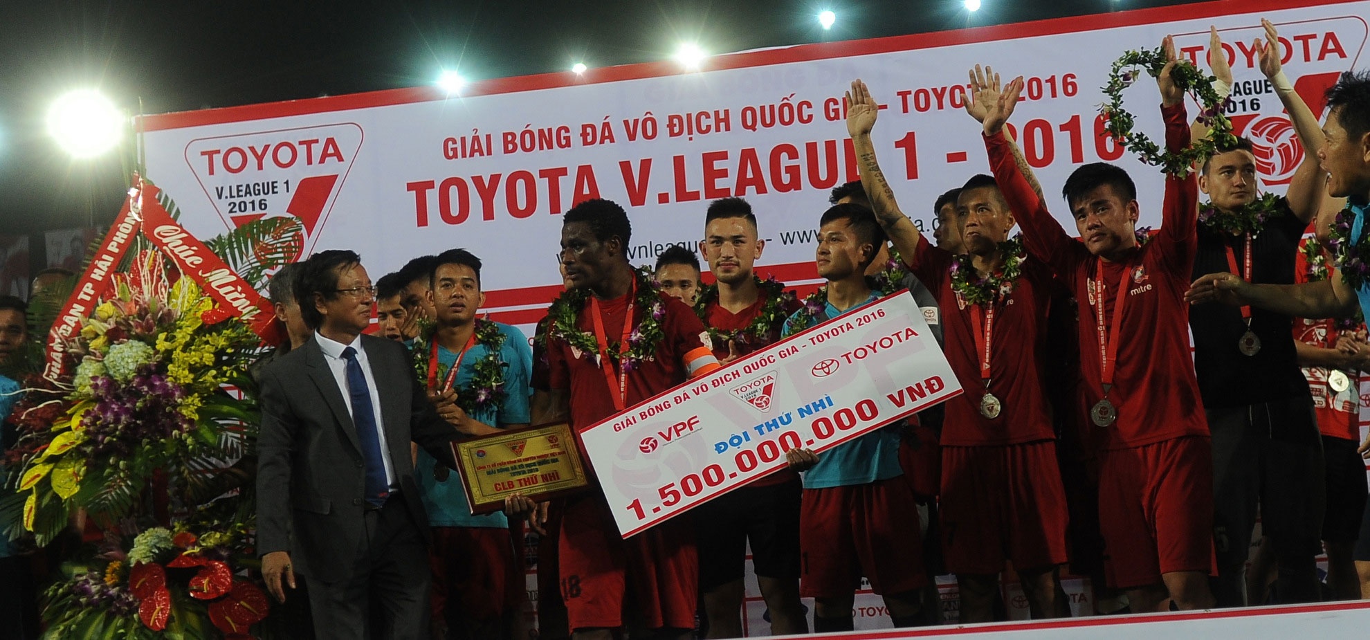 Cau thu Hai Phong khoc anh 5