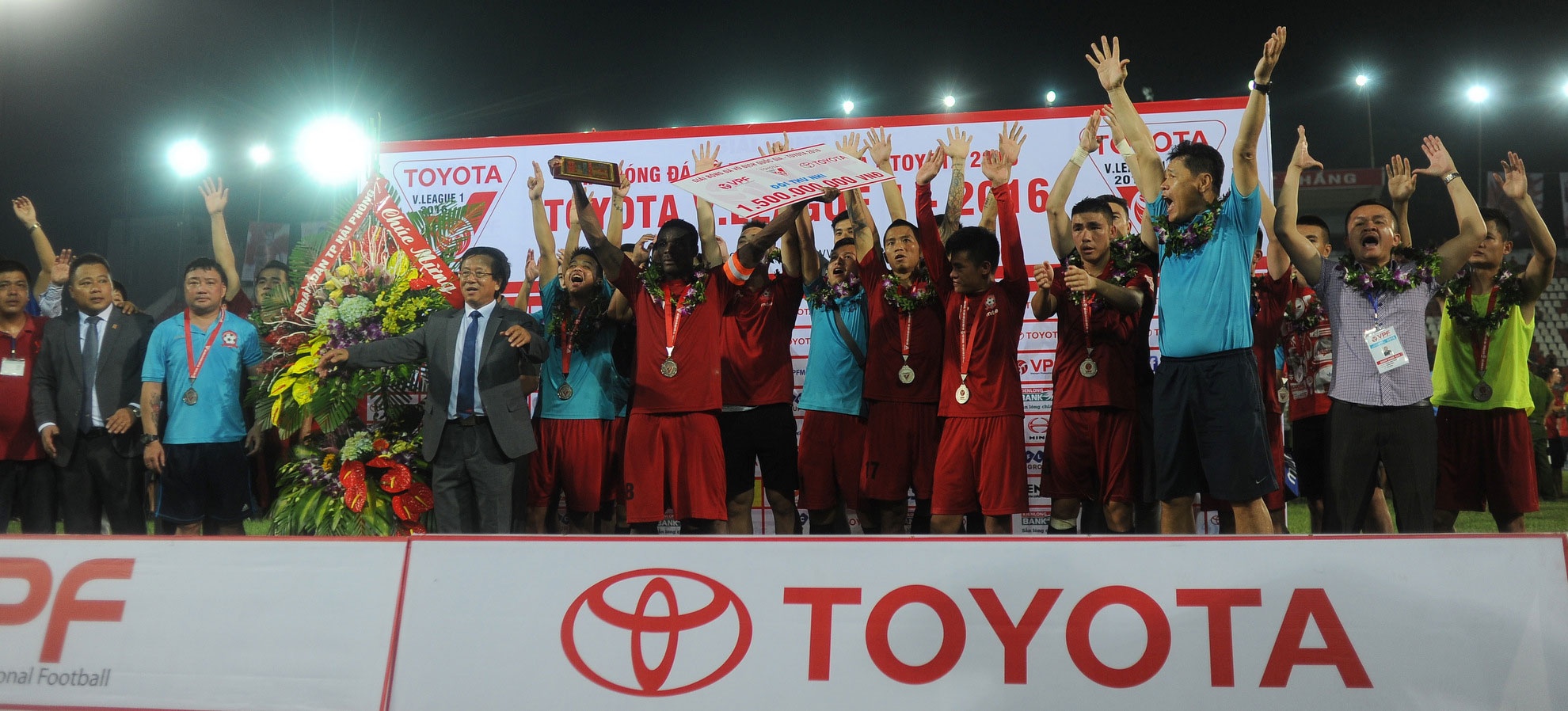 Cau thu Hai Phong khoc anh 6