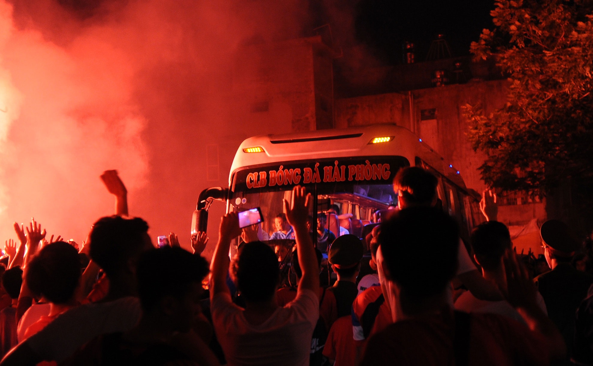 Cau thu Hai Phong khoc anh 8