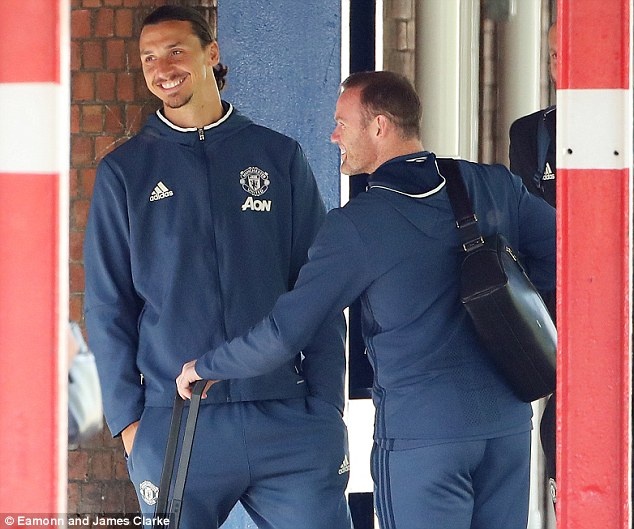 Ibrahimovic va Rooney cuoi tuoi anh 1