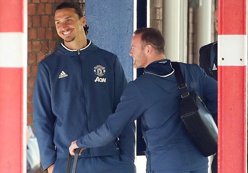 Ibrahimovic va Rooney cuoi tuoi truoc khi den Watford hinh anh