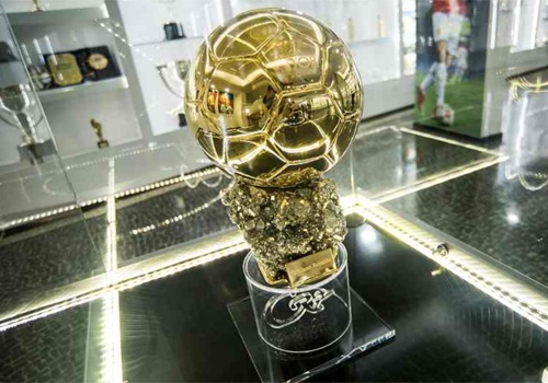 Qua bong vang co luat binh chon moi hinh anh