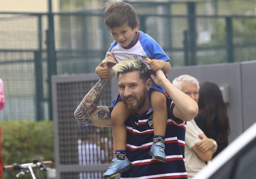 Lionel Messi vui ve dua con den truong hinh anh