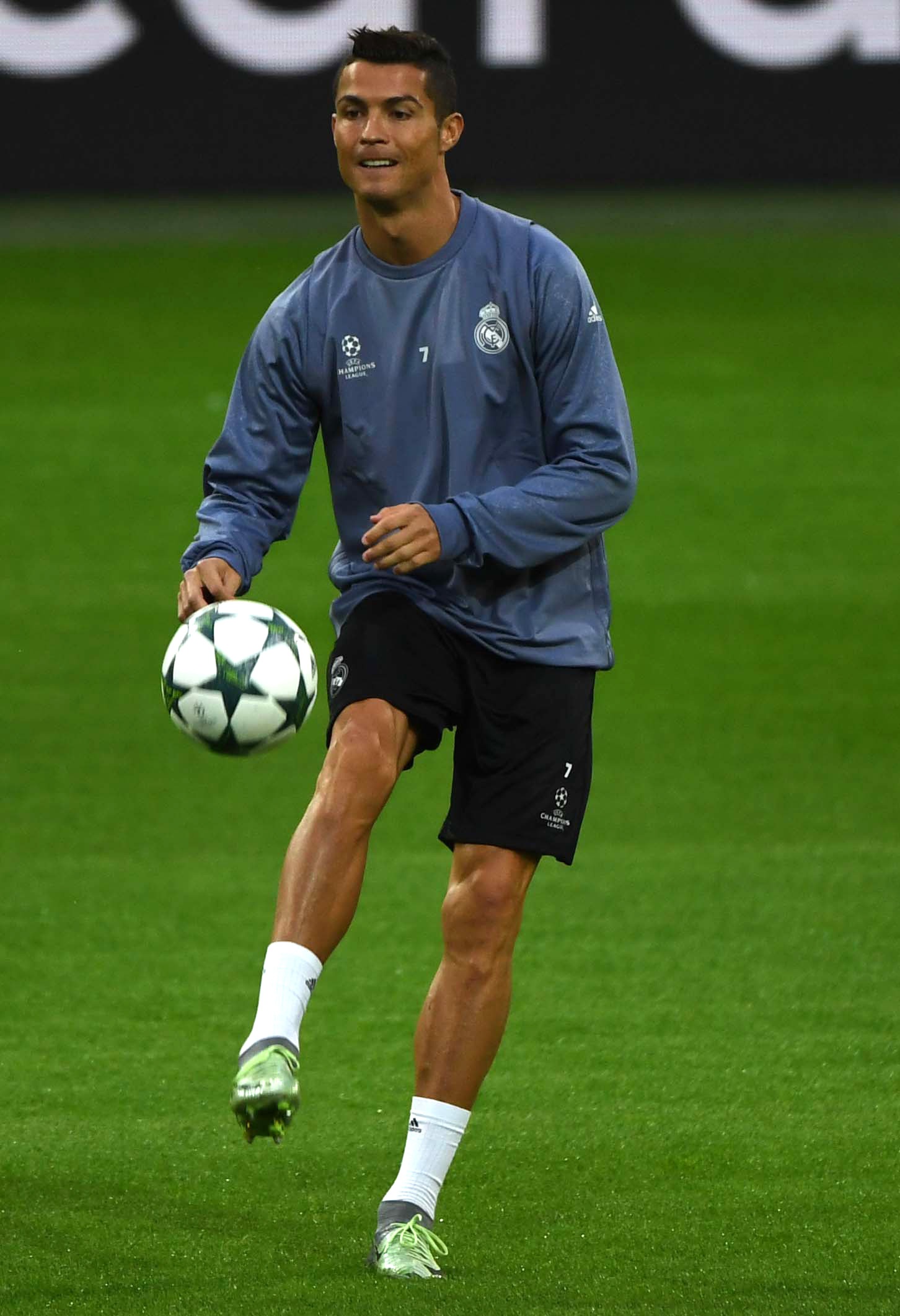 Ronaldo tập luyện trước trận gặp Dortmund ảnh 2 Ronaldo tap luyen truoc tran gap Dortmund anh 2