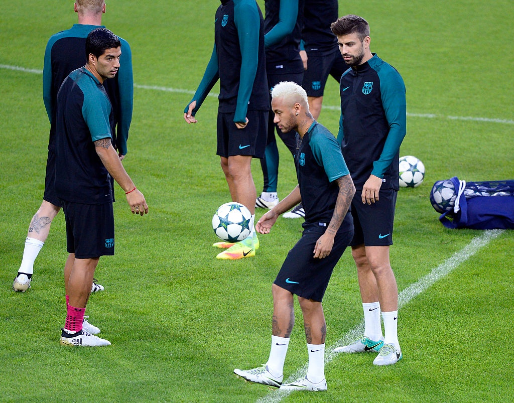 Suarez da Pique trong buoi tap cua Barca anh 10