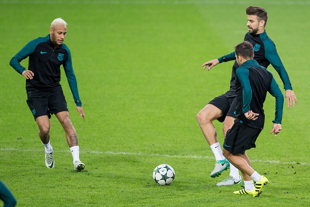 Suarez da Pique trong buoi tap cua Barca anh 9