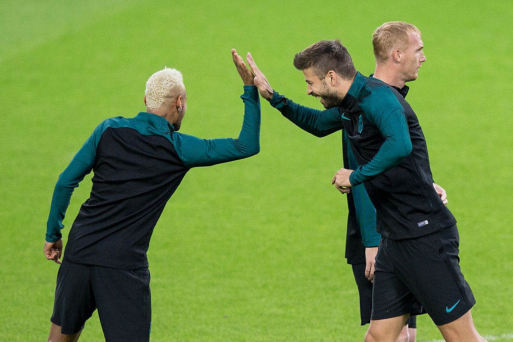 Suarez da Pique trong buoi tap cua Barca anh 5