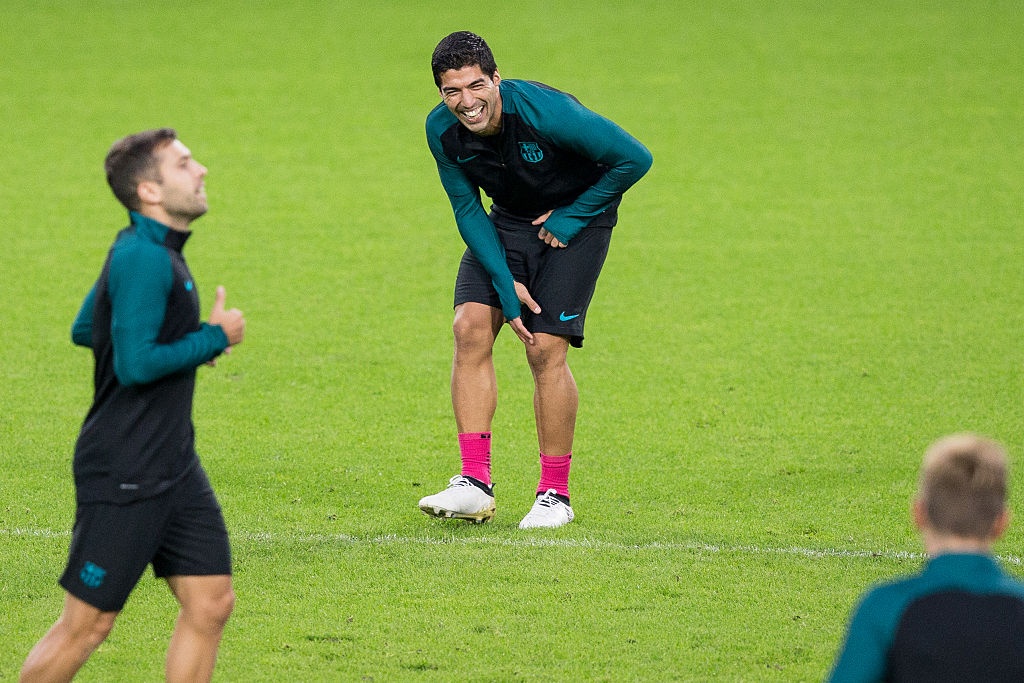 Suarez da Pique trong buoi tap cua Barca anh 2