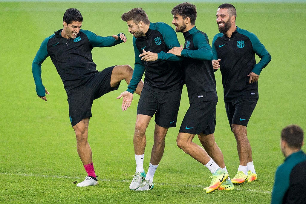 Suarez da Pique trong buoi tap cua Barca anh 1