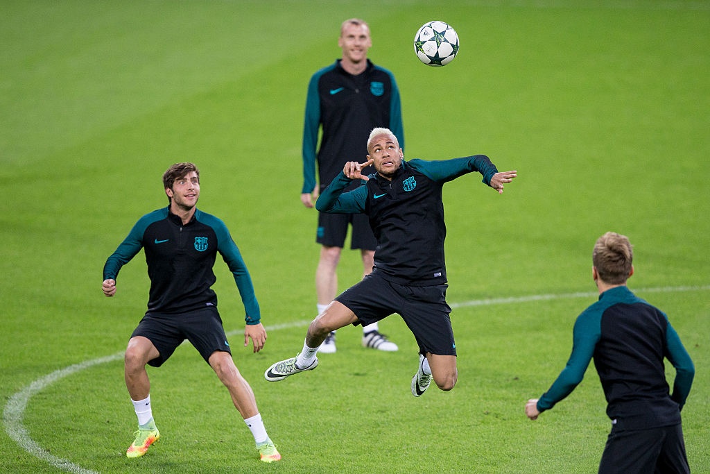 Suarez da Pique trong buoi tap cua Barca anh 3