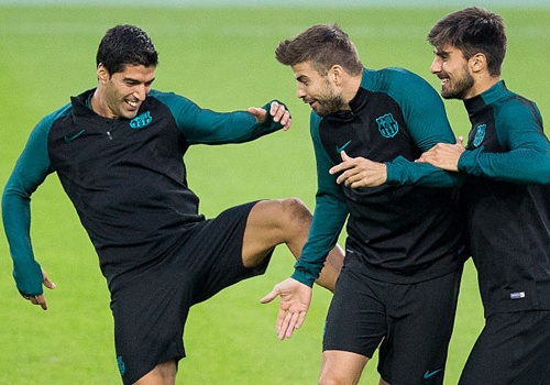 Luis Suarez da Pique trong buoi tap cua Barca hinh anh