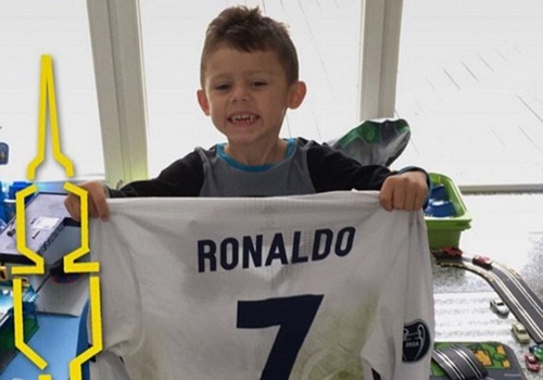 Aubameyang khoe anh con trai thich thu ao dau cua Ronaldo hinh anh