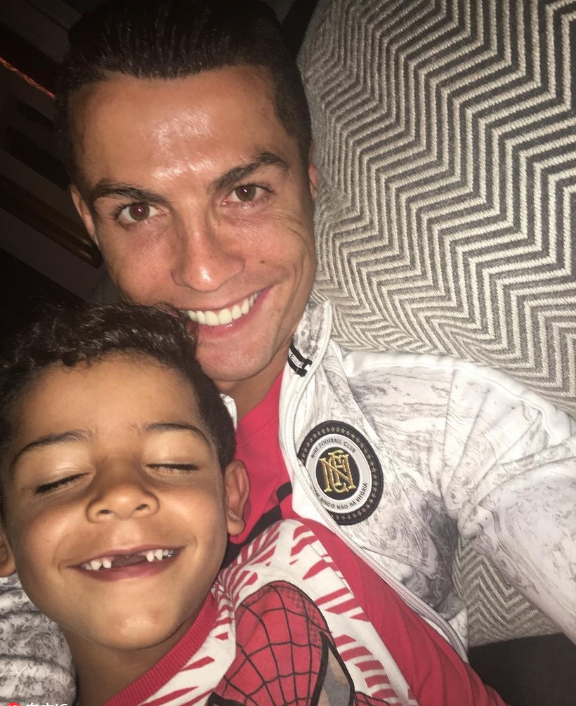 Nhung hinh anh Ronaldo ben con anh 2