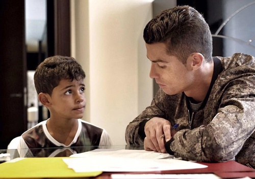 Nhung hinh anh Ronaldo the hien tinh yeu danh cho con hinh anh