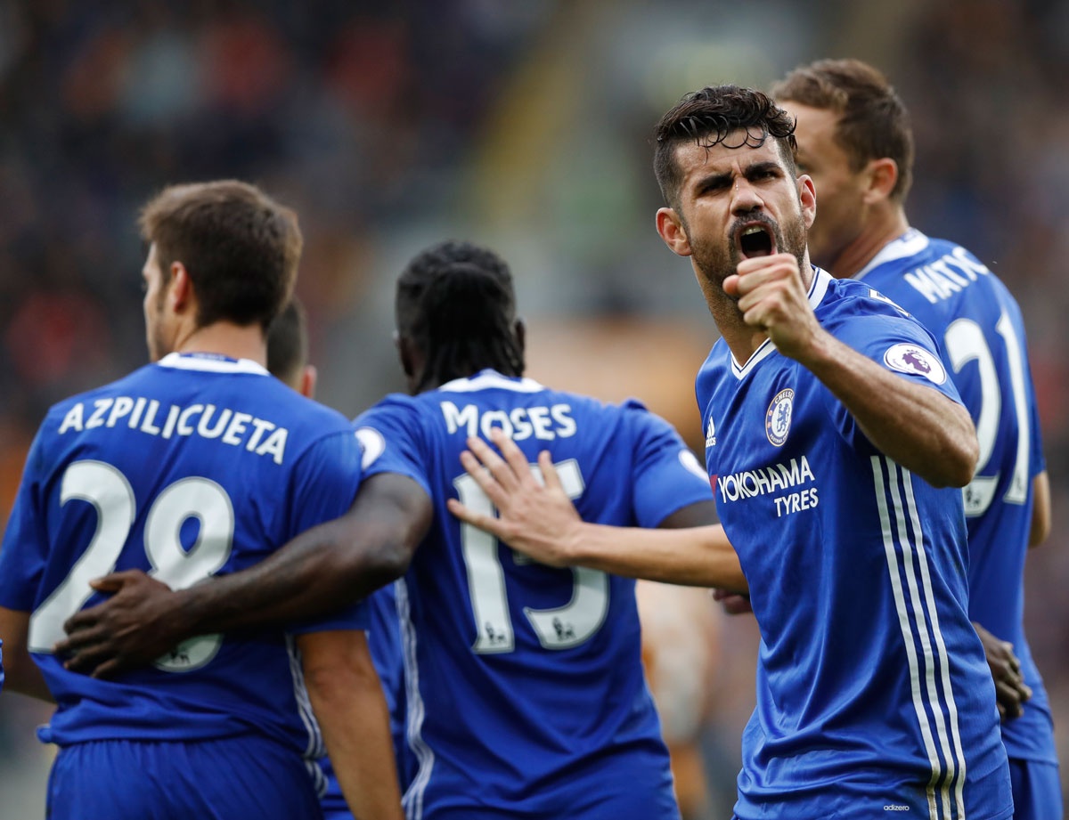 Fan Chelsea lao vao san anh 1