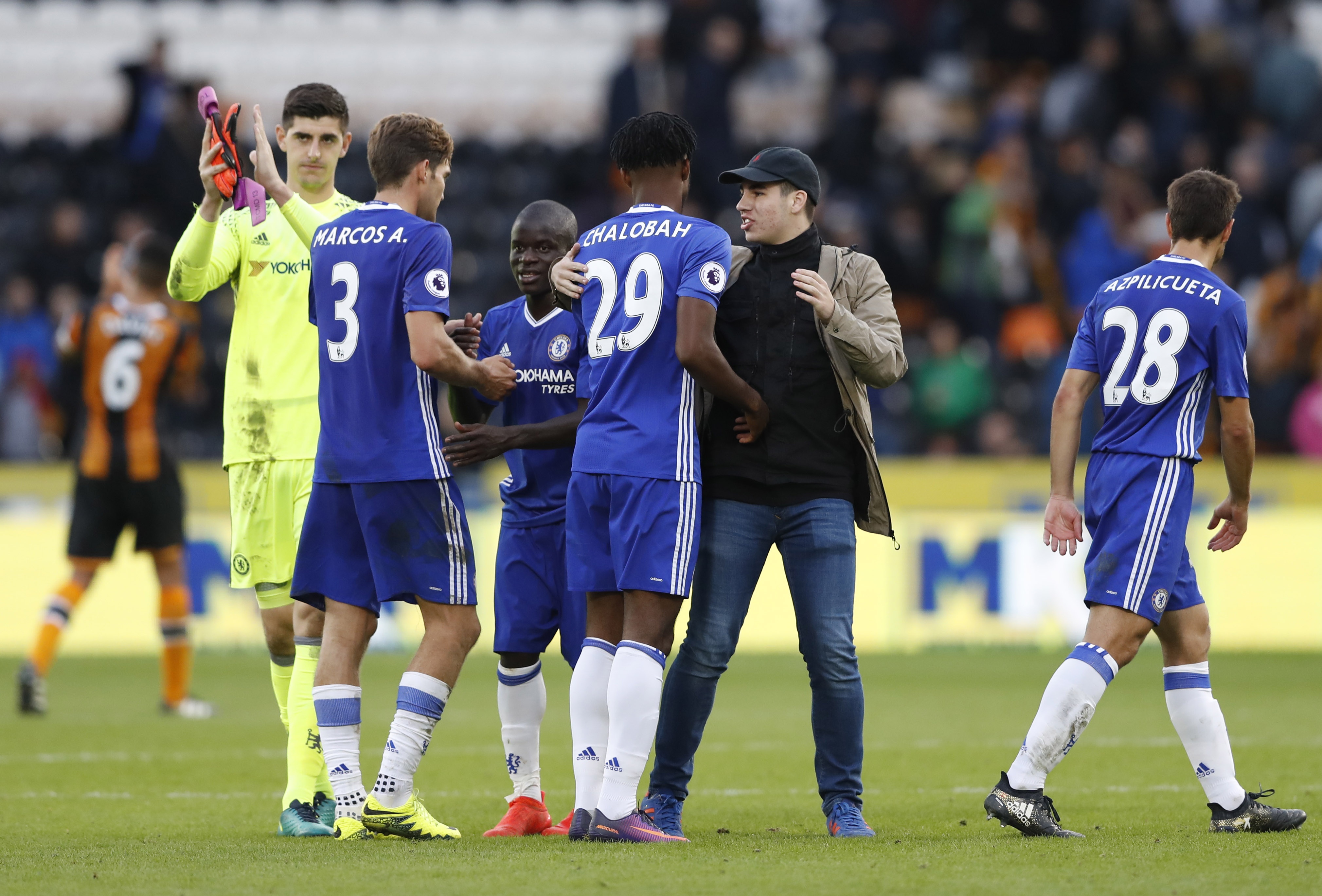 Fan Chelsea lao vao san anh 4