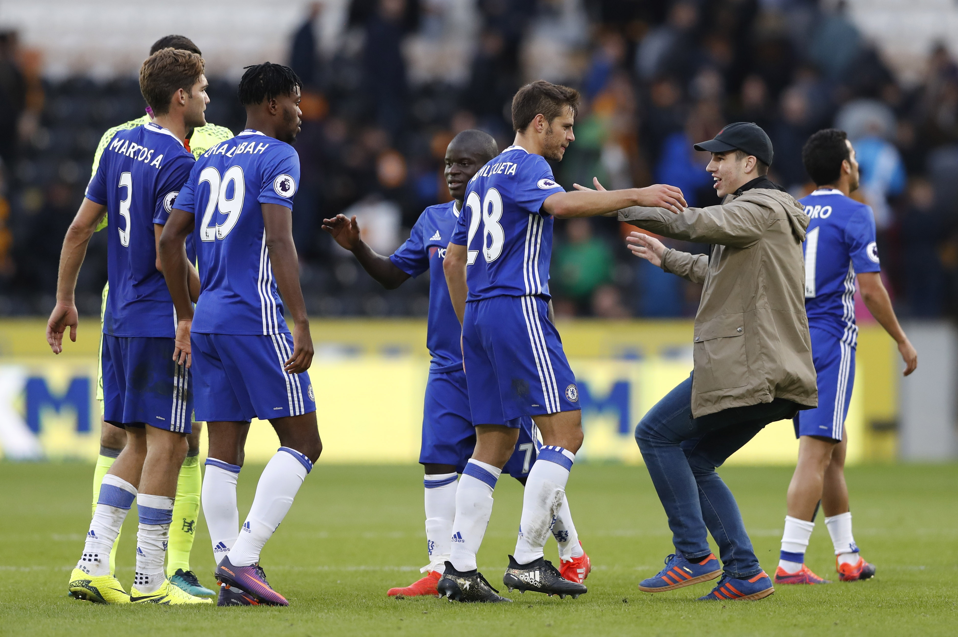 Fan Chelsea lao vao san anh 2