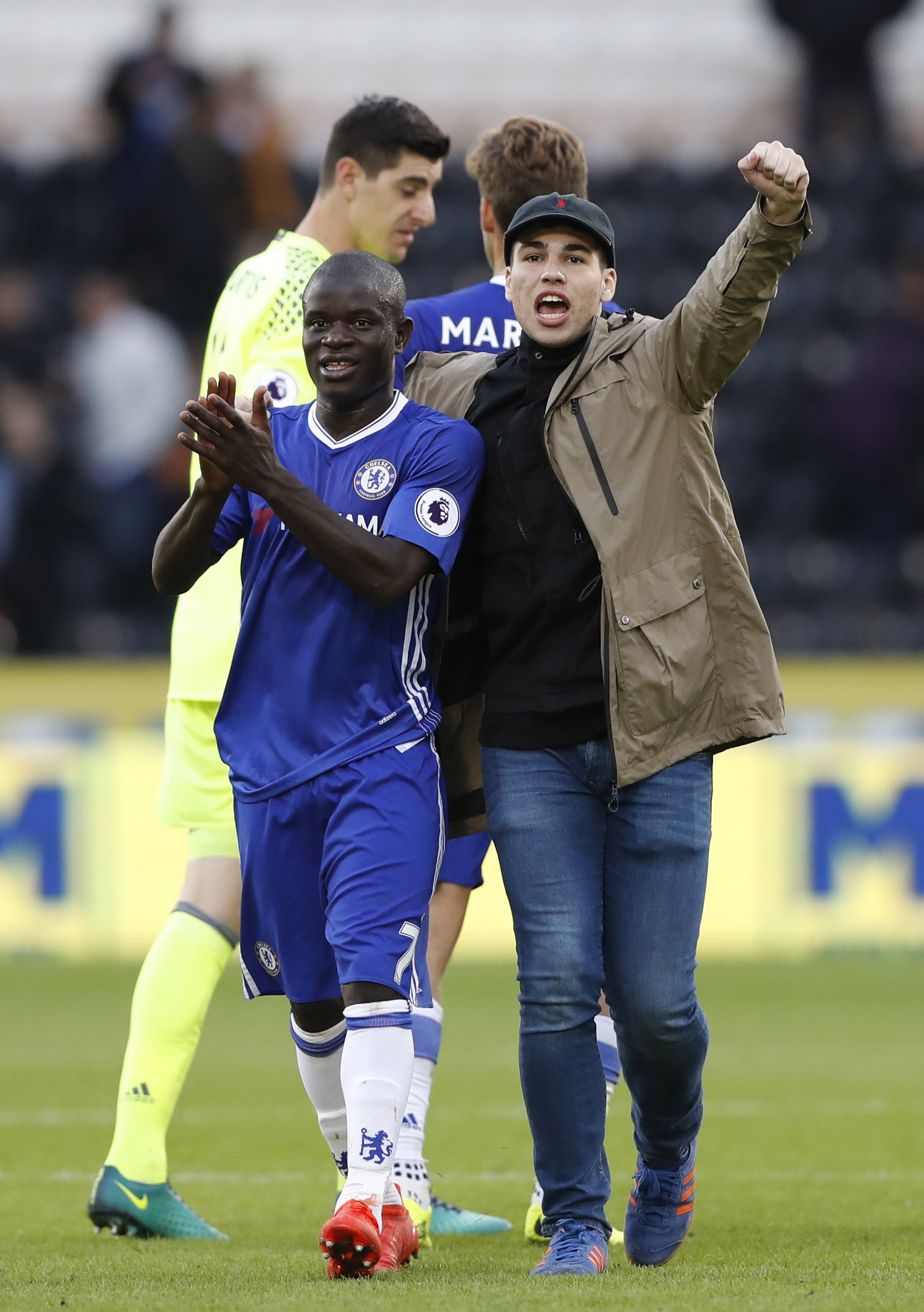 Fan Chelsea lao vao san anh 5