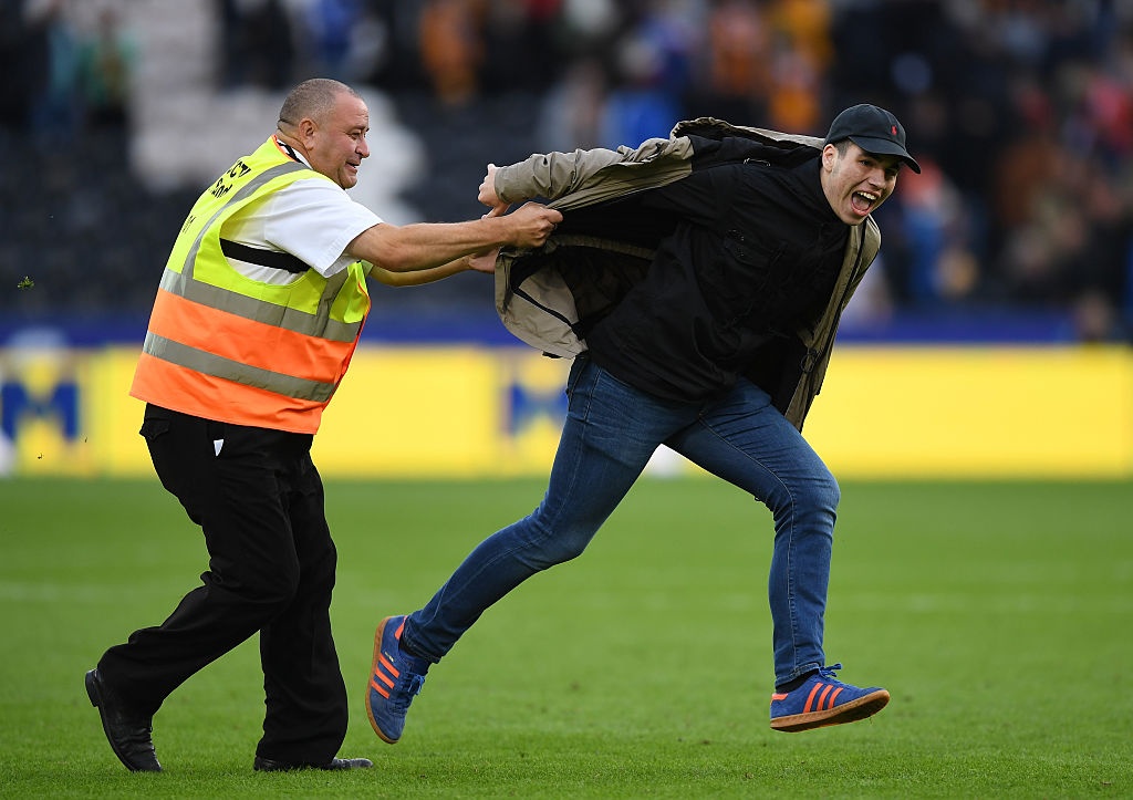 Fan Chelsea lao vào sân ảnh 7 Fan Chelsea lao vao san anh 7