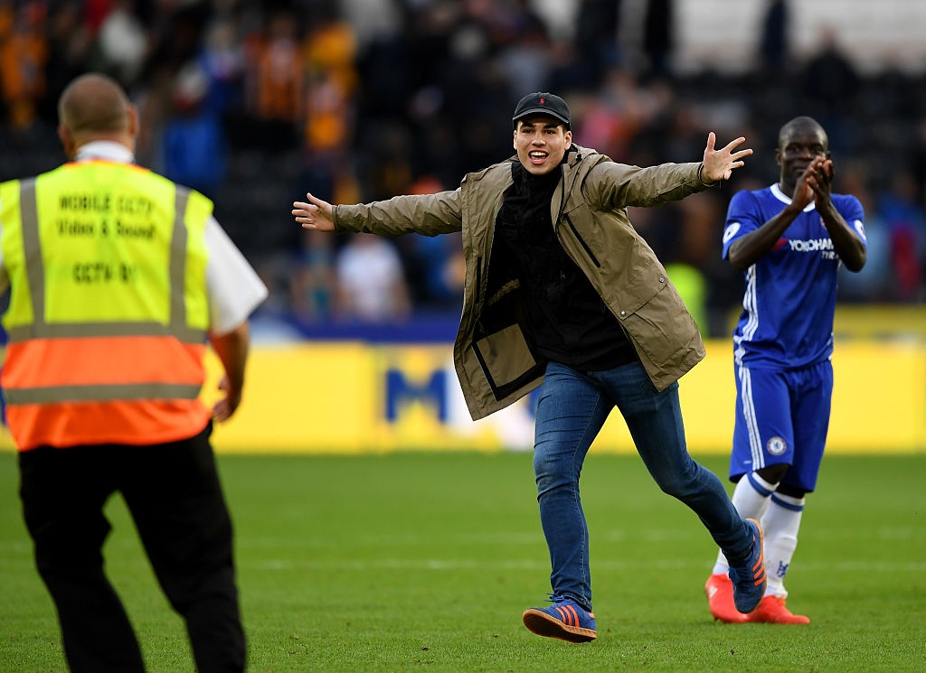 Fan Chelsea lao vào sân ảnh 6 Fan Chelsea lao vao san anh 6