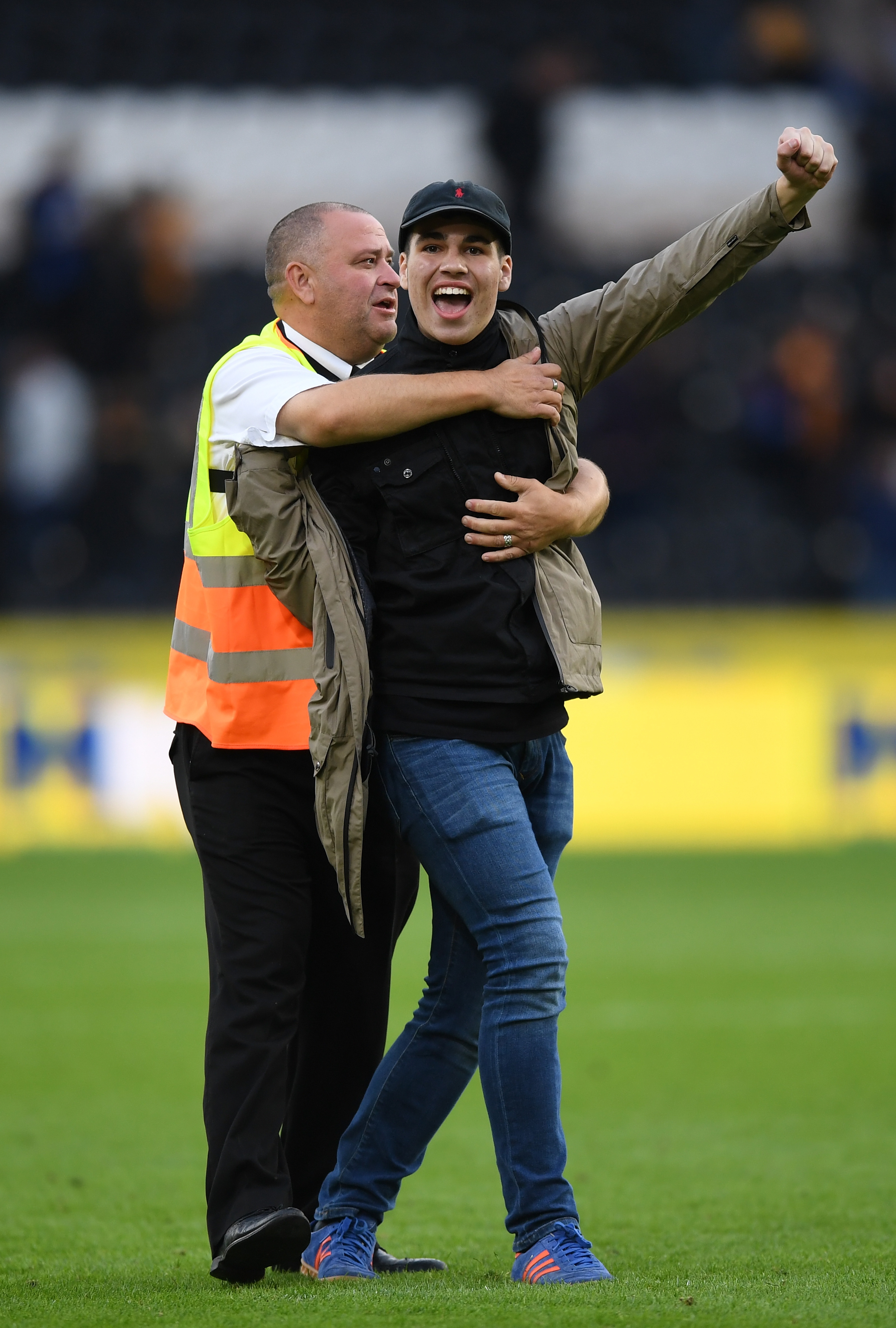 Fan Chelsea lao vào sân ảnh 8 Fan Chelsea lao vao san anh 8