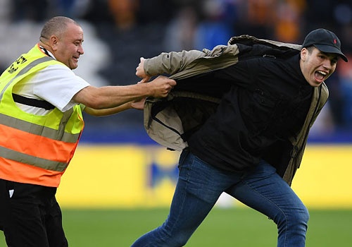 Fan lao vao san mung Chelsea gianh chien thang hinh anh