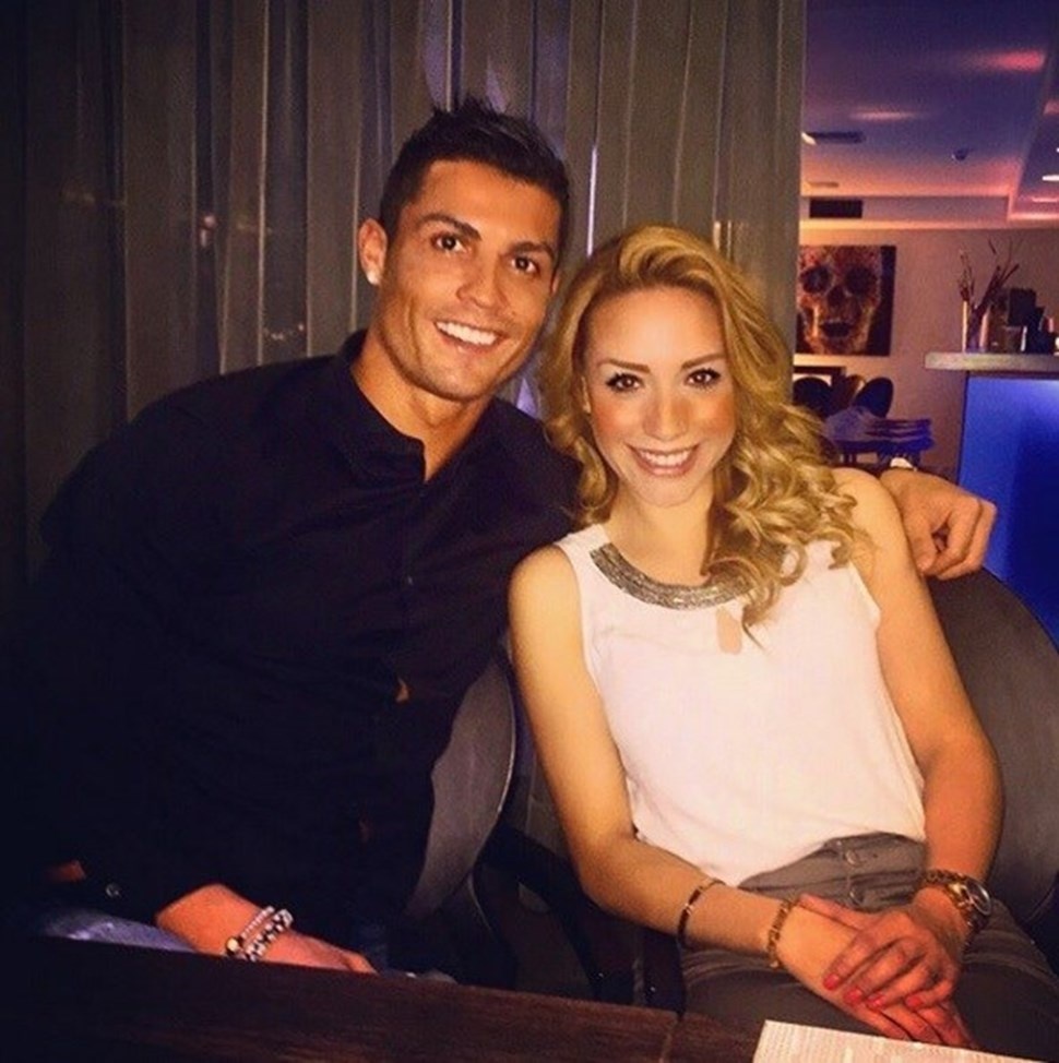 Nữ cơ trưởng của Ronaldo thích Barca ảnh 1 Nu co truong cua Ronaldo thich Barca anh 1