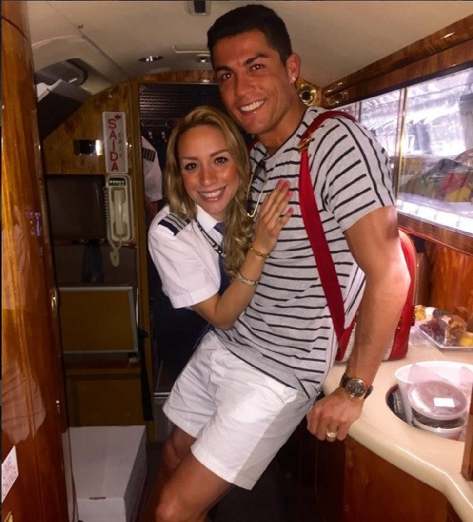 Nữ cơ trưởng của Ronaldo thích Barca ảnh 2 Nu co truong cua Ronaldo thich Barca anh 2