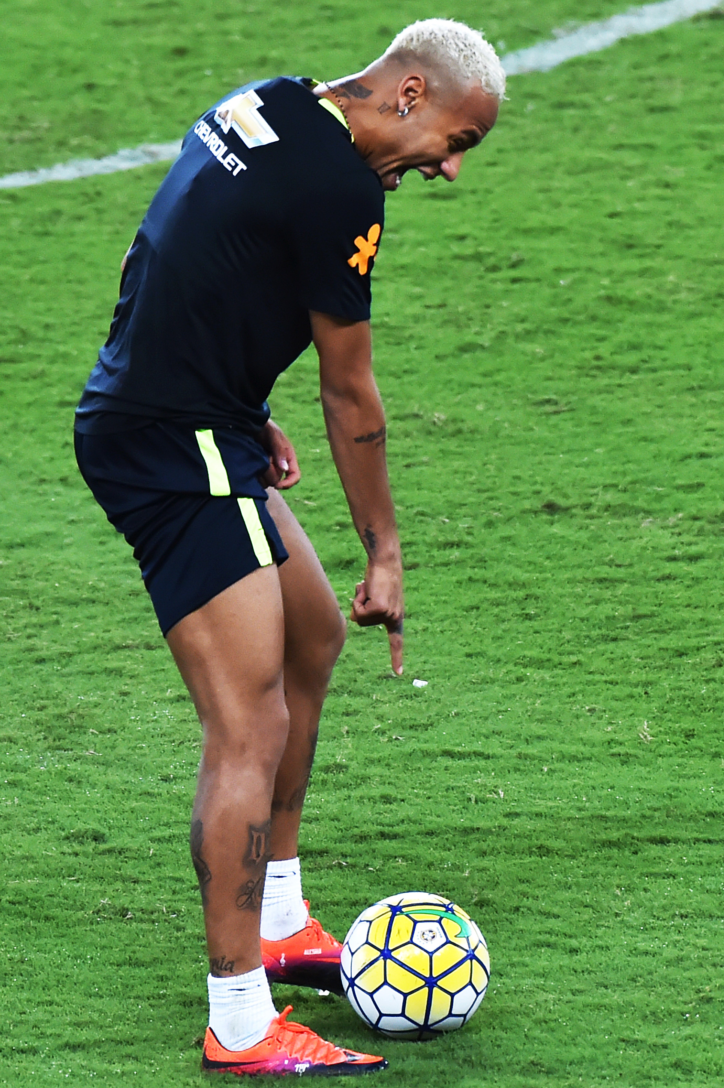 Neymar biểu diễn kỹ thuật ảnh 4 Neymar bieu dien ky thuat anh 4