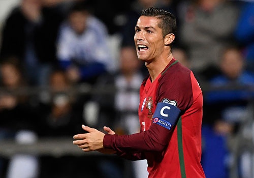 Ronaldo lap cong trong tran Bo Dao Nha thang 6-0 hinh anh