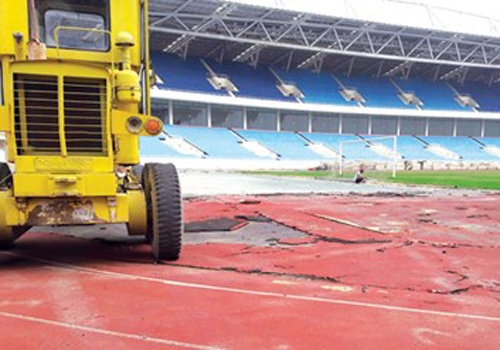 San van dong My Dinh xuat hien nhieu vet nut hinh anh