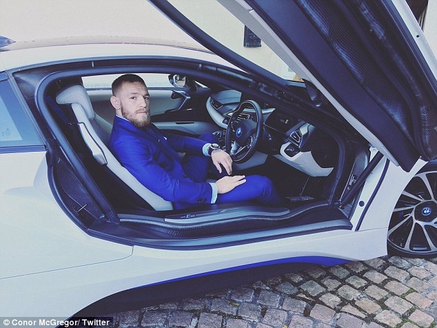 McGregor lịch lãm trong xe sang BMW i8 ảnh 1 McGregor lich lam trong xe sang BMW i8 anh 1