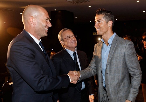 Ronaldo nhan giai cau thu hay nhat Champions League hinh anh