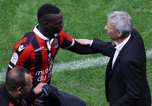 Balotelli sut hong penalty trong tran thang Lyon 2-0 hinh anh