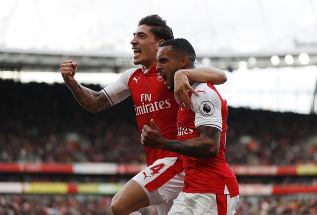 Arsenal 3-2 Swansea: 'Phao thu' thang du choi thieu nguoi hinh anh