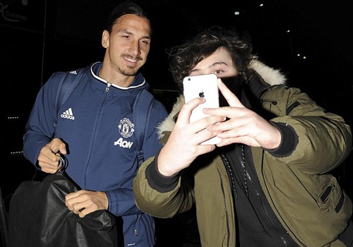 MU den khach san o Liverpool trong dem hinh anh