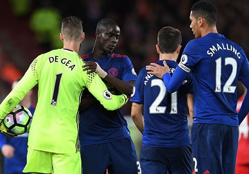 MU su dung xe bus phong ngu de cam hoa Liverpool hinh anh