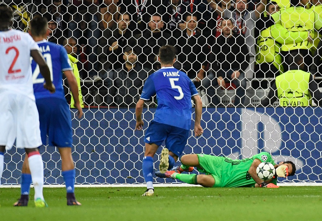 Buffon cản phá 11 m ảnh 5 Buffon can pha 11 m anh 5