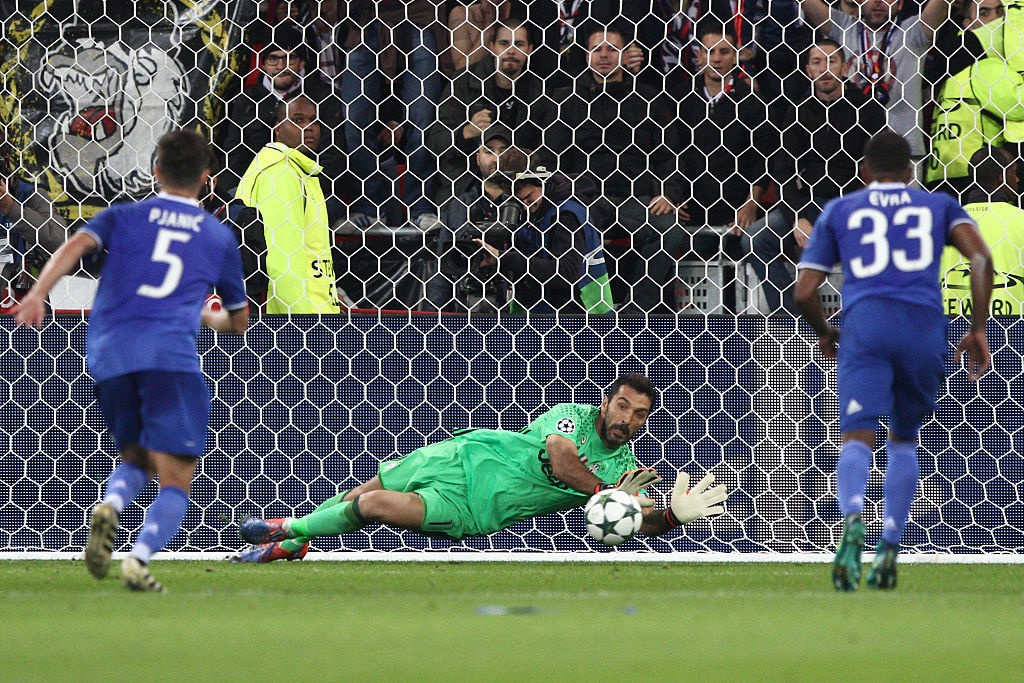 Buffon cản phá 11 m ảnh 2 Buffon can pha 11 m anh 2