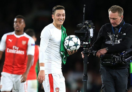 Oezil lap hat-trick, Arsenal len ngoi dau o Champions League hinh anh