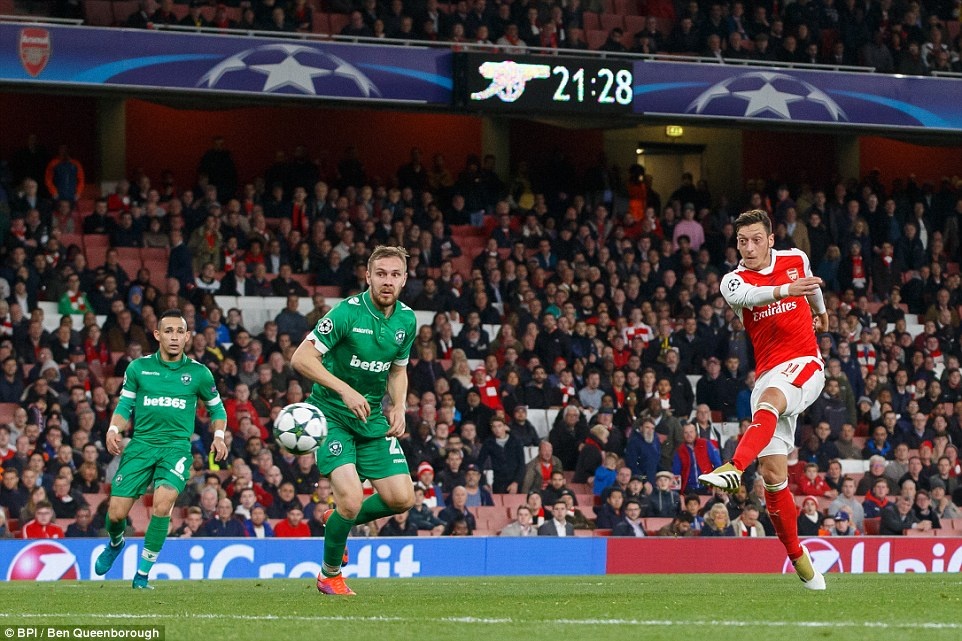 Oezil ghi hat-trick o Champions League anh 9