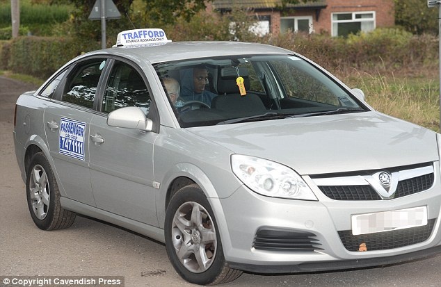 Martial đón taxi rời sân tập ảnh 1 Martial don taxi roi san tap anh 1