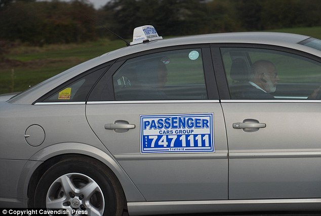 Martial đón taxi rời sân tập ảnh 2 Martial don taxi roi san tap anh 2