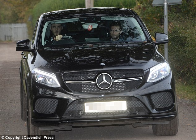 Martial đón taxi rời sân tập ảnh 4 Martial don taxi roi san tap anh 4