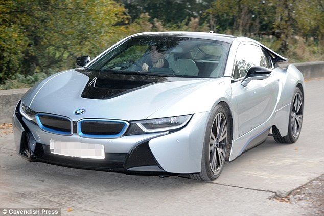 Martial đón taxi rời sân tập ảnh 6 Martial don taxi roi san tap anh 6