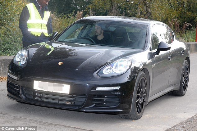 Martial đón taxi rời sân tập ảnh 9 Martial don taxi roi san tap anh 9