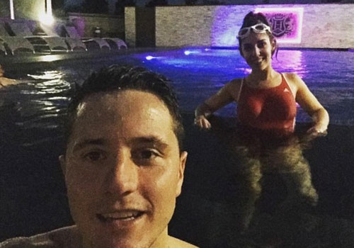 Herrera vui dua cung ban gai truoc tran cuoi tuan hinh anh