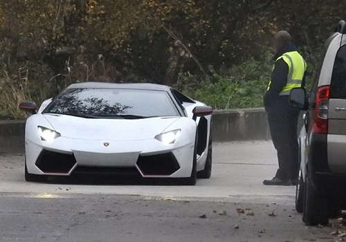 Mkhitaryan lai Lamborghini den san tap mot minh hinh anh