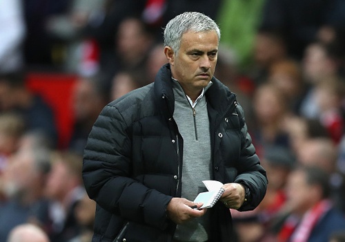 Co dong vien MU keu goi sa thai Mourinho hinh anh