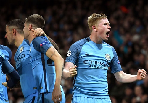 Man City cham ky luc ghi ban cua MU truoc Barca hinh anh